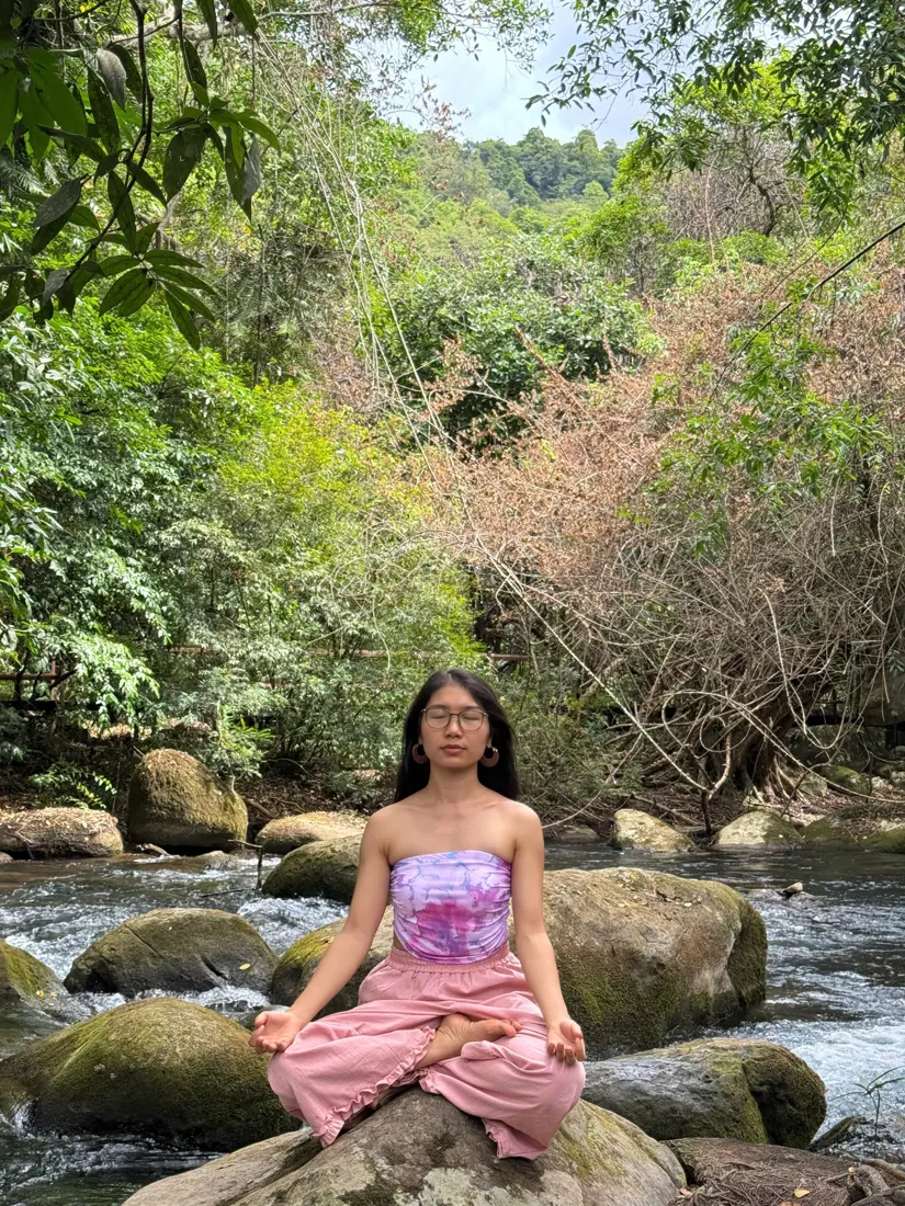 Tâm An ngồi thiền bên suối